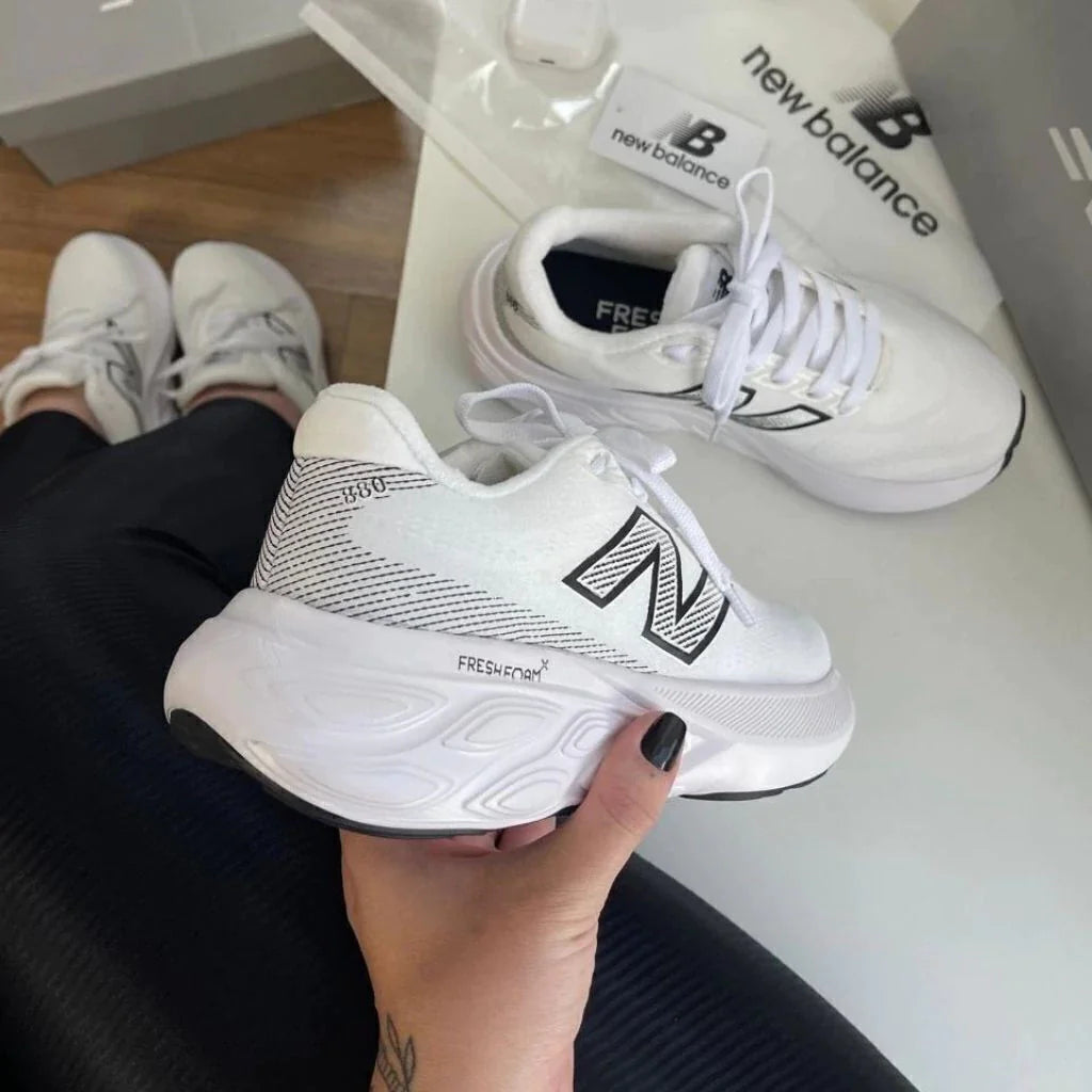 New Balance Fresh Foam X 880 V15 - Preto Branco